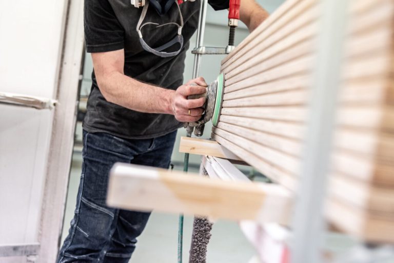 Schuren van een houten onderdeel