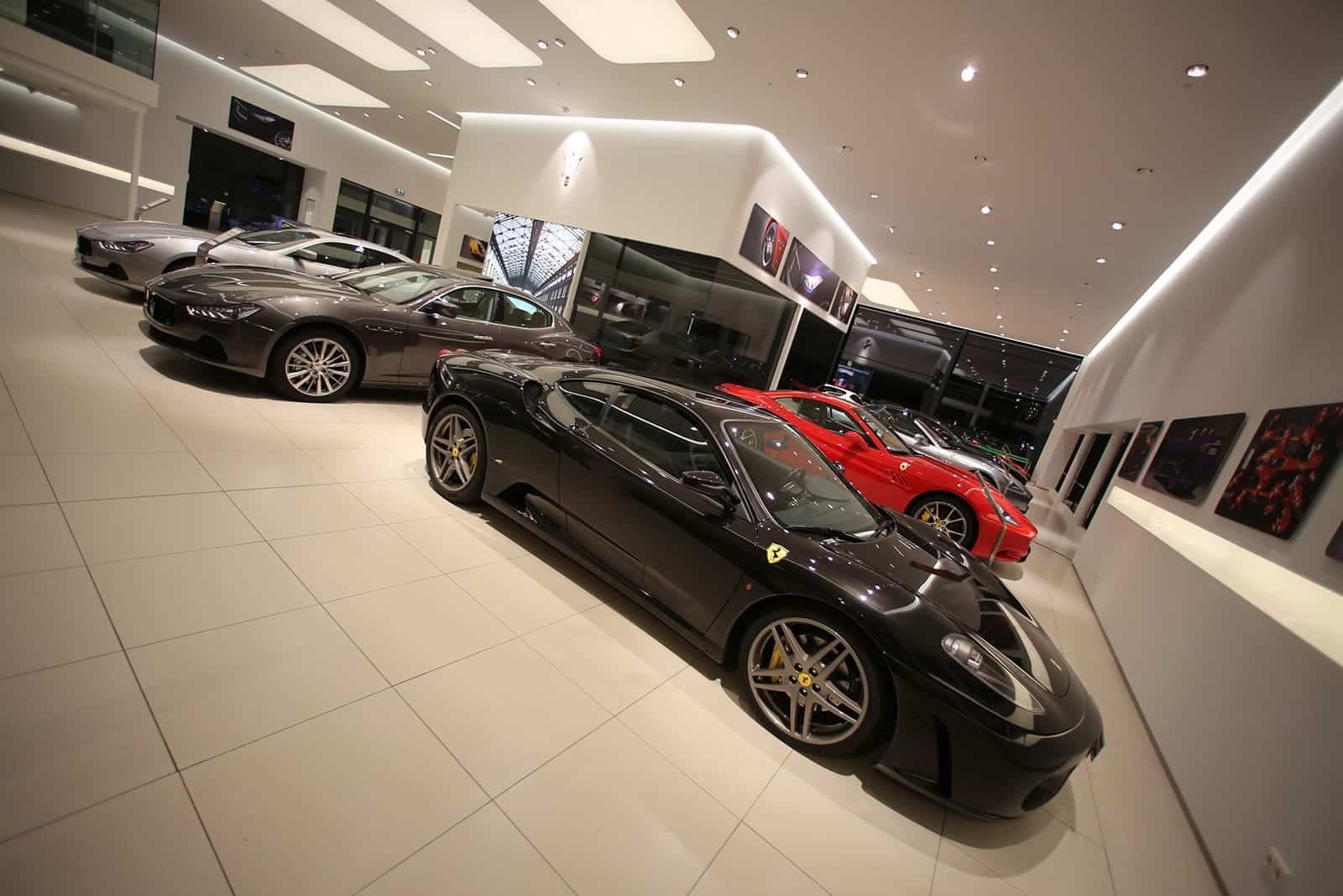 Showroom van Munsterhuis Sportscars met glazen wanden en sportwagens